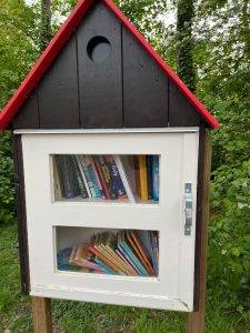 Ein öffentlicher Bücherschrank in Form eines Vogelhäuschens, in dem Bücher kostenlos, anonym und ohne Formalitäten zum Tausch oder zur Mitnahme angeboten werden.