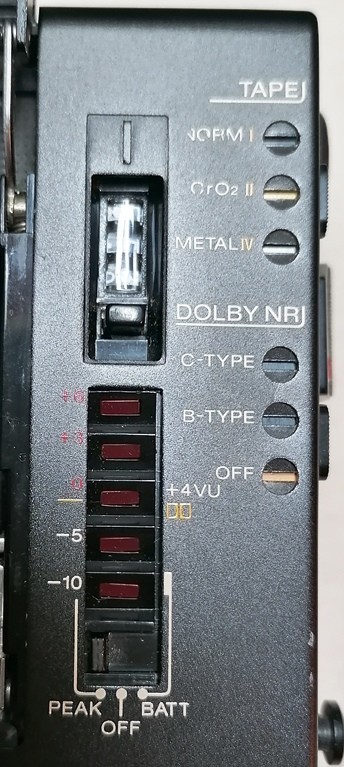 Sony Walkman D6C Professional - Detailansicht: Bandzählwerk, Einstellung Bandtyp, Einstellungen Dolby und Kombi LED Anzeige (VU-Level / Peak-Meter / Batterie-Kapazität).