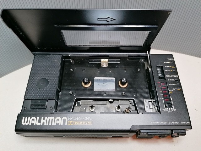 Sony Walkman D6C Professional - Ansicht mit geöffnetem Casetten-Fach.