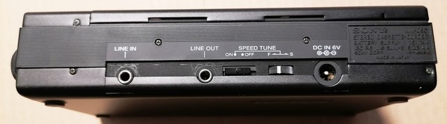 Sony Walkman D6C Professional - Seitenansicht: Line-in / Line-out, Anpassung Bandgeschwindigkeit, und Buchse für Netzteil.