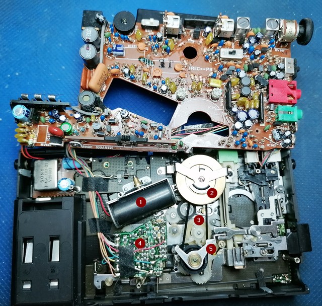 Sony Walkman D6C Professional - Ansicht der Bestückungseite der Steuerplatine, der Antriebstechnik mit Motor, Getiebe und Hebelmechaniken.