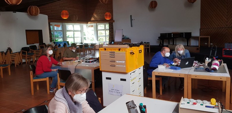 Repair Café on Tour zu Gast im Gemeindezentrum Kesselstadt am 9.10.2022 - Arbeitsplätze mit unserer mobilen Werkzeugstation
