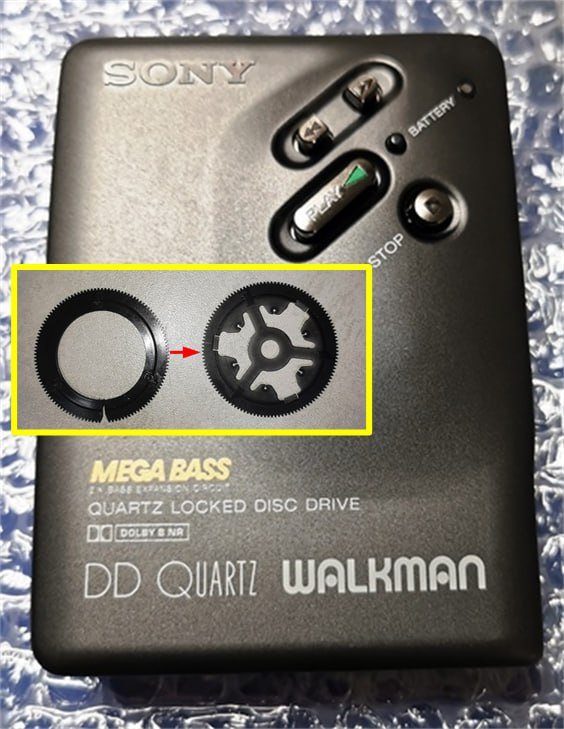 Walkman DD 33 Quarz mit defektem Center Gear und Ersatzteil aus dem 3D-Drucker.