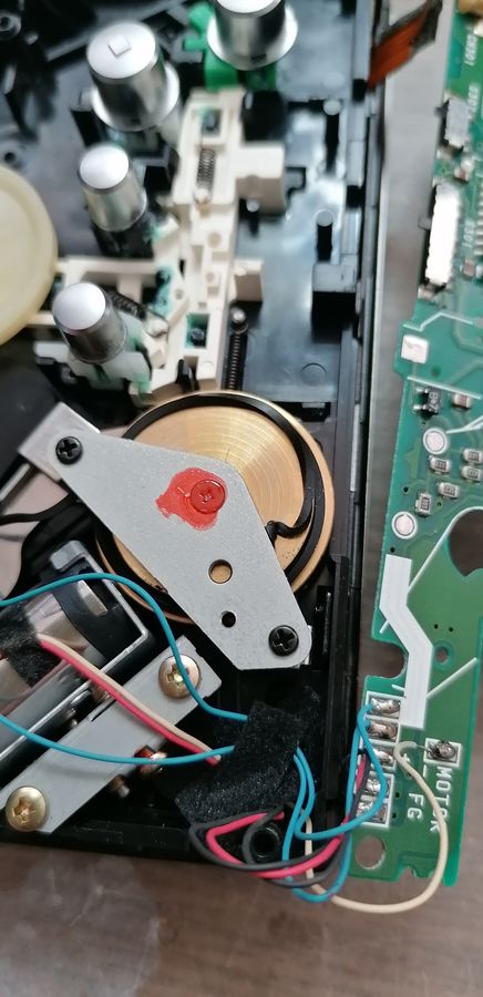 Sony Walkman WM-DD11, defekter Antriebsriemen entfernt. Foto: pk, RC-Hanau