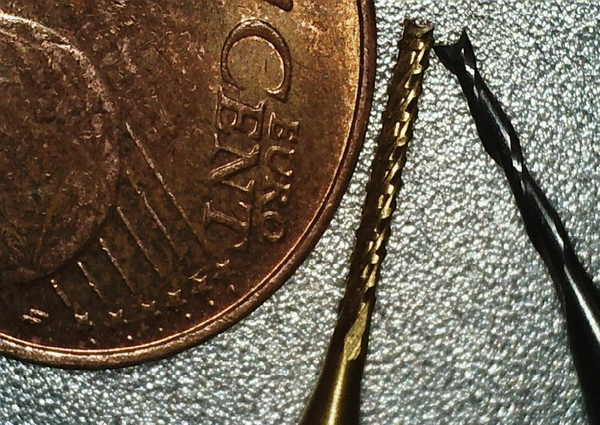 Links eine 1-Eurocent Münze, dann der Fräser mit Diamantschliff und rechts der Zweischneider.